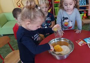 Dzieci wykonują ciasto na marchewkowe babeczki